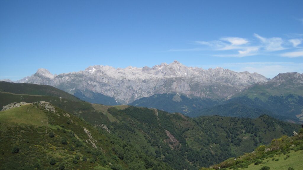 Panorámica del Macizo de los Urrieles, Picos de Europa, desde el puerto de San Glorio